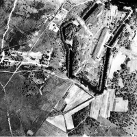 Zdjęcie lotnicze nadajnika przed jego zniszczeniem