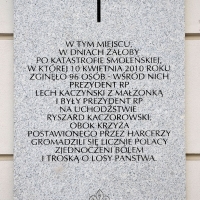 Tablica upamiętniająca ofiary katastrofy lotniczej pod Smoleńskiem