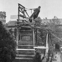 Burzenie pomnika Iwana Paskiewicza