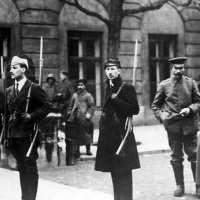 Akademicy pełniący wartę przed Pałacem Namiestnikowskim w dniu odzyskania niepodległości