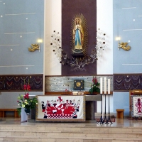 Ołtarz i wierna kopia figury Marki Bożej z Lourdes