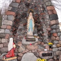 Kościół Matki Boskiej z Lourdes - grota