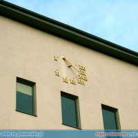 Zegar słoneczny na elewacji
