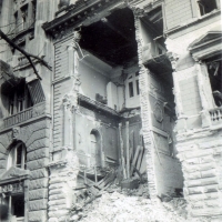 Zbombardowana ambasada Włoch