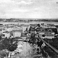 Widok z ul. Karowej, po prawej stronie budynek Miejskiej Fabryki Betonu