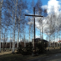 Krzyż przy kościele