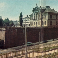 Pałac i mur oporowy