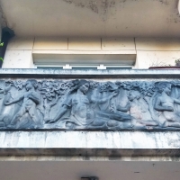 Ul. Puławska 26 - płaskorzeźby na balkonie