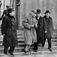 Piłsudski przy wejściu do dworca