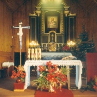 Ołtarz w drewnianym kościele