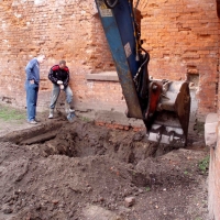 Odkopanie fosy przed bramą główną (w szyi fortu)