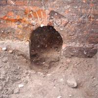 Odkopany tunel odwodnienia fosy