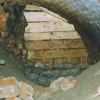 Ściana przegradzająca tunel biegnący w kierunku Cytadeli, poziom -3