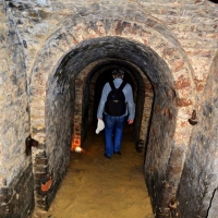 Spacer w podziemiach fortu