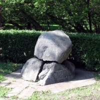 Kamień upamiętniający pracę nauczycielstwa