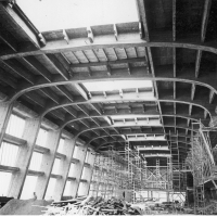 Wnętrze hali pod główną trybuną w trakcie budowy