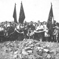 Uroczystość na gruzach bunkra, 19 kwietnia 1946 w trzecią rocznicę Powstania