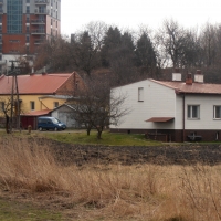 Ulica Bocheńska, dom nr 2, w tle Potoki 9