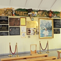 Ściana z relikwiami św. Jana Pawła II