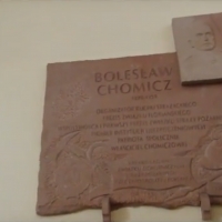 Tablica upamiętniająca Bolesława Chomicza
