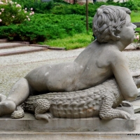 Rzeźba - chłopiec z Krokodylem