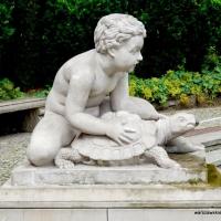 Rzeźba - chłopiec z Żółwiem