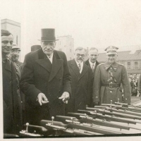 Prezydent Ignacy Mościcki oglądający nowe karabiny Mauser