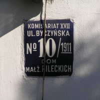 ul. Byczyńska 10, tabliczka