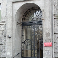 Drzwi wejściowe z monogramem PKO