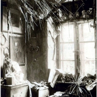 Mieszkanie w domu przy ul. Chłodnej 49, zniszczone w czasie niemieckiego bombardowania