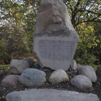 Kamień pamiątkowy bajkopisarza S. Jachowicza
