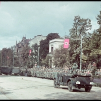 Defilada zwycięstwa z udziałem Hitlera, obok parku