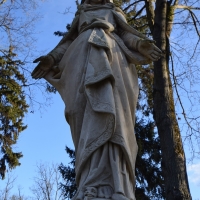 Rzeźba Maryi przeniesiona z gmachu