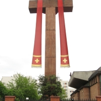 Krzyż papieski przy kościele