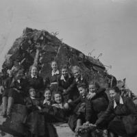 Uczennice szkoły Sióstr Zmartwychwstanek na Żoliborzu na gruzach szkoły