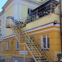 Wejście od strony parkingu