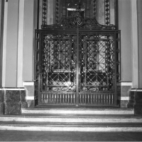  Kuta brama we wnętrzu kościoła