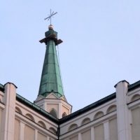 Montaż krzyża na małej wieży