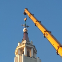 Montaż krzyża na dużej wieży