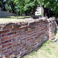Mur oporowy przy pałacu