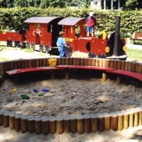 Plac zabaw przy Pałacu Szustrów