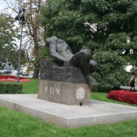 Pomnik Peowiaka z cokołem