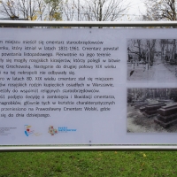 Tablica w miejscu dawnego cmentarza