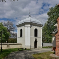 Dzwonnica i krzyż misyjny