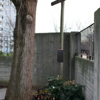 Krzyż w narożniku cmentarza