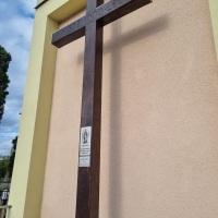 Krzyż przed wejściem